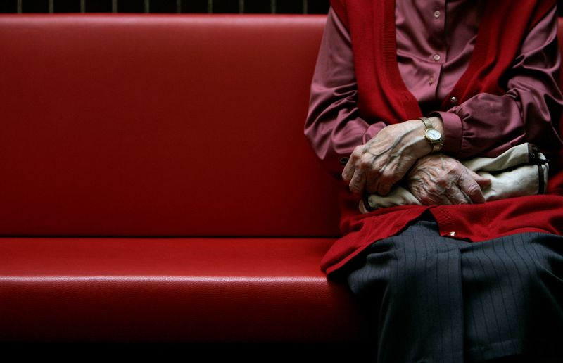 &copy; Reuters. FILE PHOTO: A pensioner sits in a residential home for the elderly in Emmenbruecke near Lucerne, Switzerland, December 7, 2007. REUTERS/Christian Hartmann/File Photo