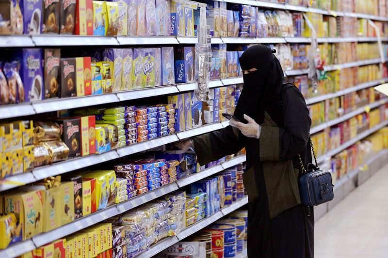 &copy; Reuters. امرأة سعودية تتسوق في متجر بالرياض بصورة من أرشيف رويترز.