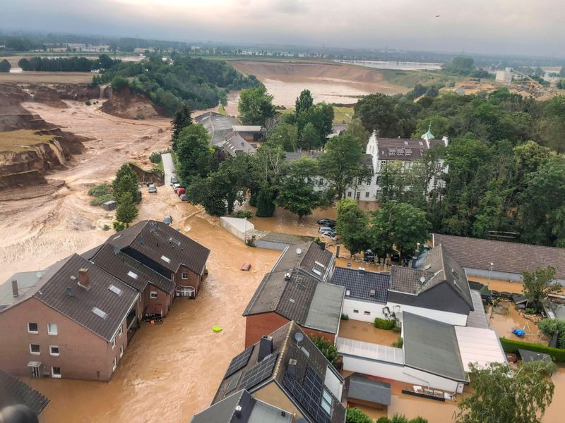 &copy; Reuters. ７月１６日、欧州西部を襲った記録的な豪雨で河川の氾濫により洪水が発生し、ドイツ西部などで約１３００人の安否が確認されていない。水位の上昇が続き、一部地域で通信が途絶える中