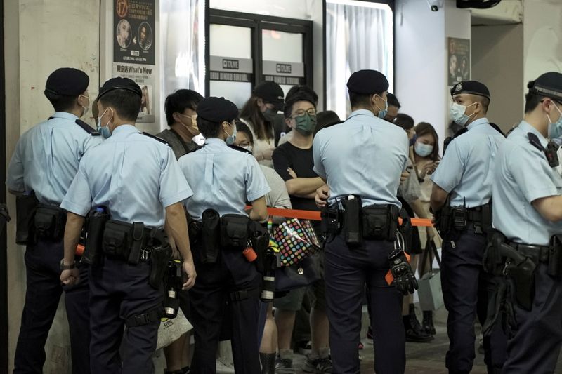 &copy; Reuters. FILE PHOTO: Police officers stop and search residents at Mong Kok district on the 32nd anniversary of the crackdown on pro-democracy demonstrators at Beijing's Tiananmen Square in 1989, in Hong Kong, China June 4, 2021. REUTERS/Pak Yiu/File Photo