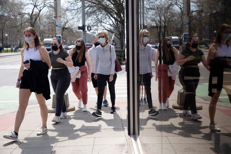 © Reuters. Imagen de archivo de un grupo de gente caminando con mascarillas rumbo a un restaurante en medio de una flexibilización de las restricciones impuestas por la pandemia de COVID-19 en Ann Arbor, Michigan, Estados Unidos. 4 de abril, 2021.  REUTERS/Emily Elconin/Archivo