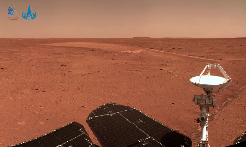 &copy; Reuters. Imagen de la superficie de una zona de Marte capturada por la nave espacial china Zhurong de la Misión Tianwen-1.  FOTO DE ARCHIVO, JuLIO 9, 2021. CNSA/Handout via REUTERS. ATENCIÓN EDITORES: ESTA IMAGEN FUE PROVISTA POR UNA TERCERA PARTE