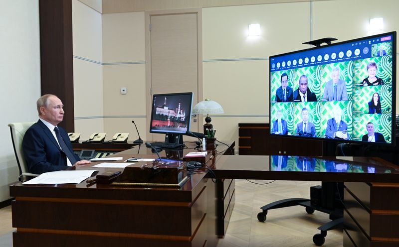 &copy; Reuters. الرئيس الروسي فلاديمير بوتين يتحدث عبر الفيديو لمنتدى التعاون الاقتصادي لدول آسيا والمحيط الهادي (أبيك) يوم الجمعة. صورة من الكرملين. 