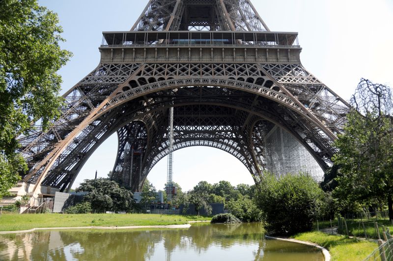 &copy; Reuters. La torre Eiffel en París, Francia, 25 junio 2020.
REUTERS/Charles Platiau 