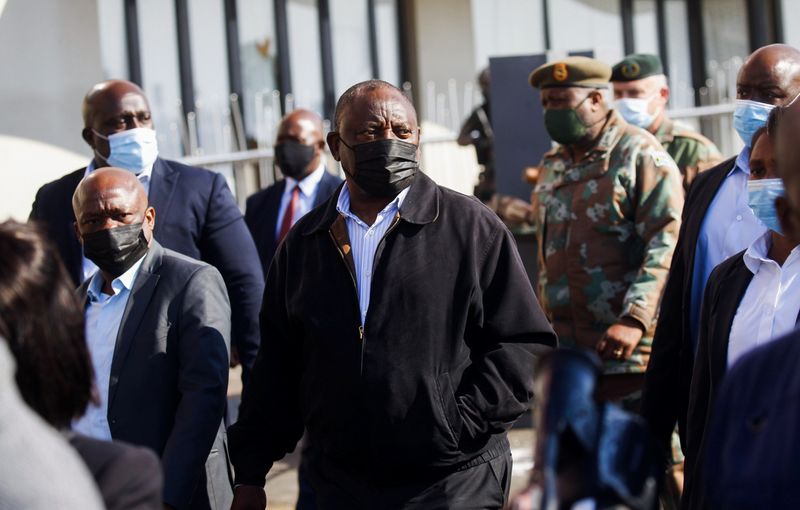 &copy; Reuters. سيريل رامافوسا رئيس جنوب أفريقيا يزور مراكز تجارية تعرضت للتدمير والنهب في دربان يوم الجمعة. تصوير: روجان وارد - رويترز.