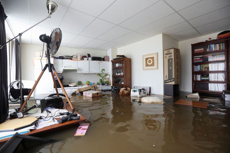 &copy; Reuters. المياه تغرق منزلا في جويل بهولندا يوم الجمعة. تصوير: ايفا بليفير - رويترز. 