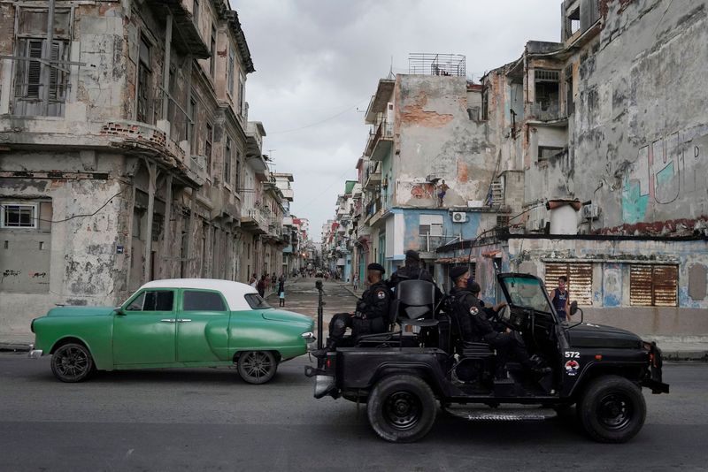 &copy; Reuters. Carro das forças de segurança em rua de Havana
13/07/2021
REUTERS/Alexandre Meneghini