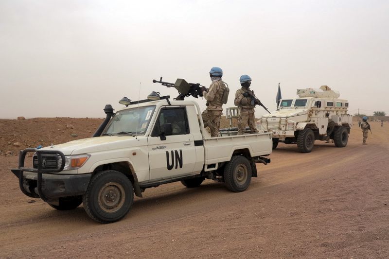 &copy; Reuters. جنديان من قوات حفظ السلام التابعة للأمم المتحدة في مالي - صورة من أرشيف رويترز. 