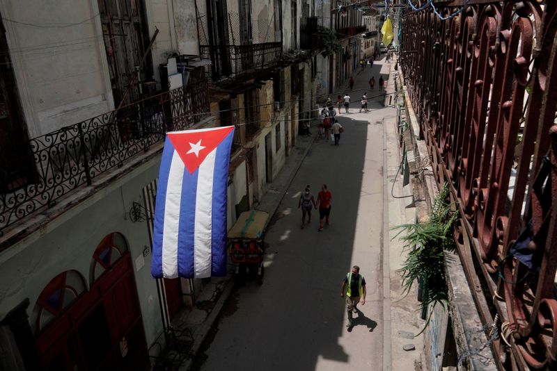 &copy; Reuters. Foto de archivo de una bandera de Cuba en una calle en La Habana. 
Jul 15, 2021. REUTERS/Alexandre Meneghini/ 
