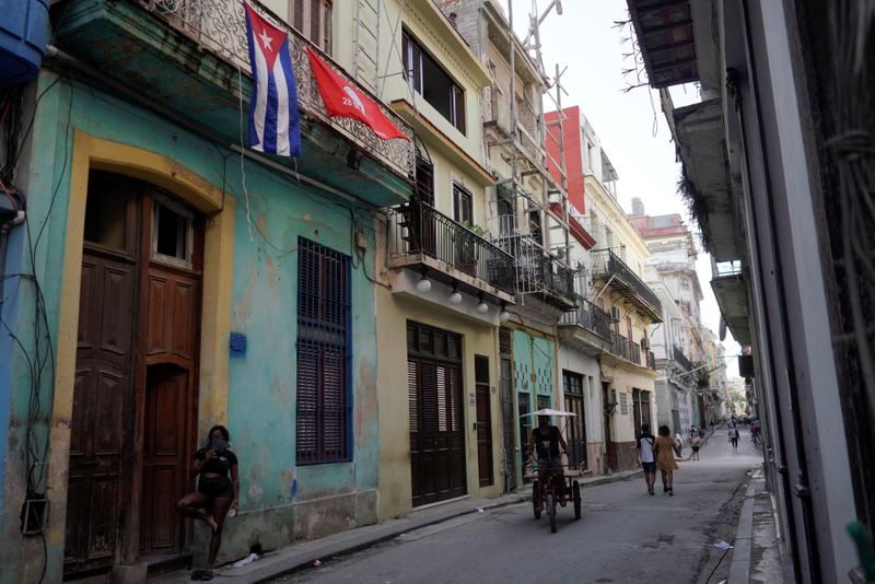 &copy; Reuters. Foto del miércoles de una bandera de Cuba colgando de un balcón en una casa en Lan Habana. 
Jul 14, 2021. REUTERS/Alexandre Meneghini