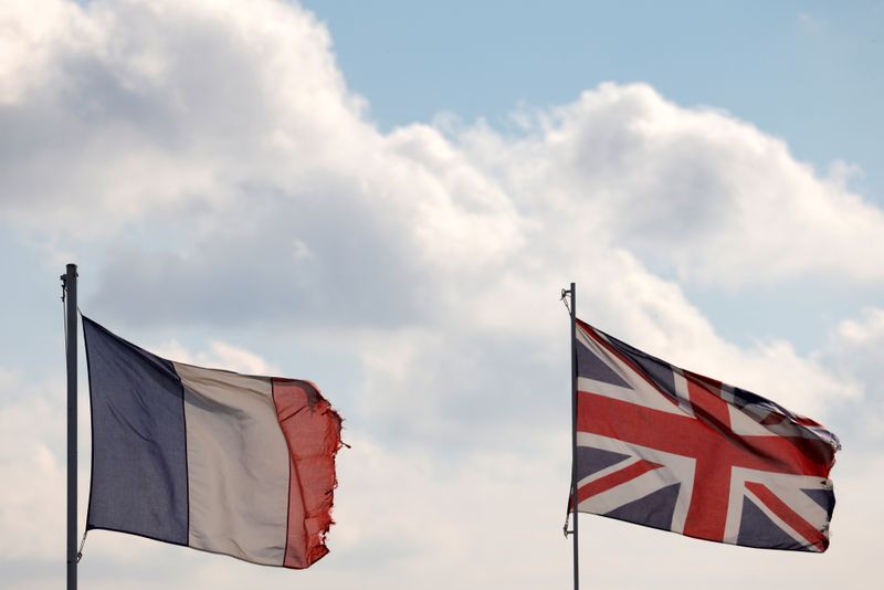 &copy; Reuters. 　英国は１６日、１９日に発効する予定だったフランスからの渡航者に対する新型コロナウイルス規制の緩和を取りやめると発表した。写真はフランスと英国の国旗。フランスで昨年１０月
