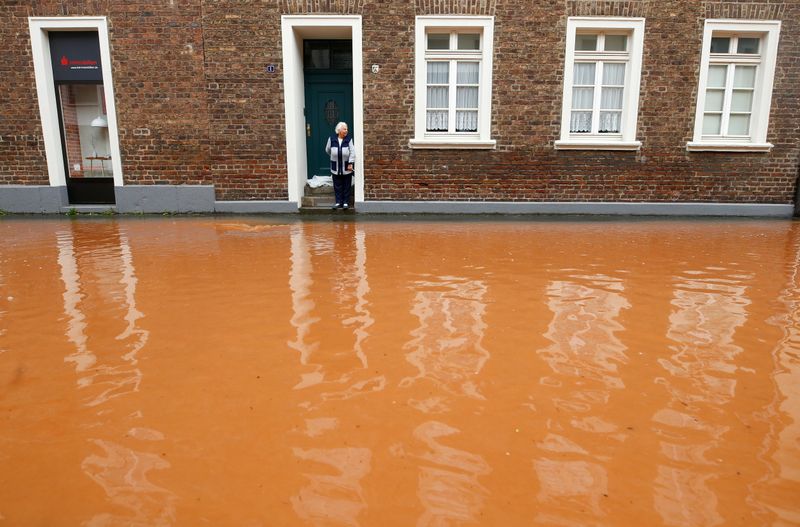 &copy; Reuters. شارع تغمره مياه السيول والفيضانات في بلدة إرفشتات الألمانية يوم الجمعة. صورة لرويترز.