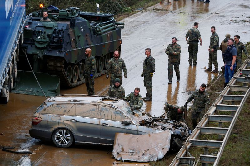 © Reuters. Members of the Bundeswehr forces recover vehicles stuck on the road following heavy rainfalls in Erftstadt-Blessem, Germany, July 17, 2021. REUTERS/Thilo Schmuelgen