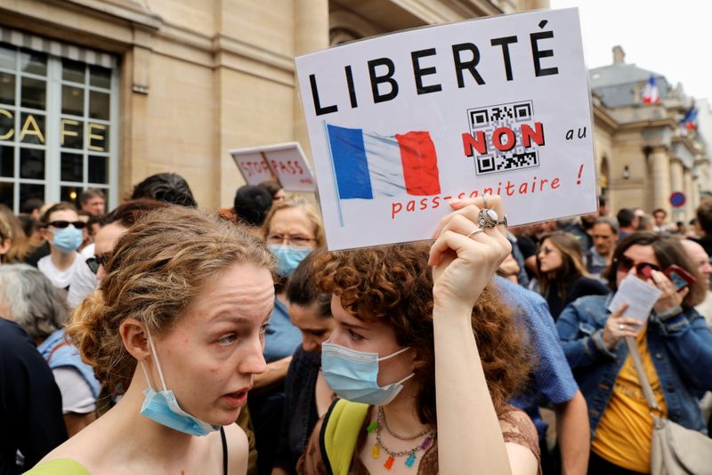 &copy; Reuters. Demonstrators attend a protest against the new measures announced by French President Emmanuel Macron to fight the coronavirus disease (COVID-19) outbreak, in Paris, France, July 17, 2021. REUTERS/Pascal Rossignol
