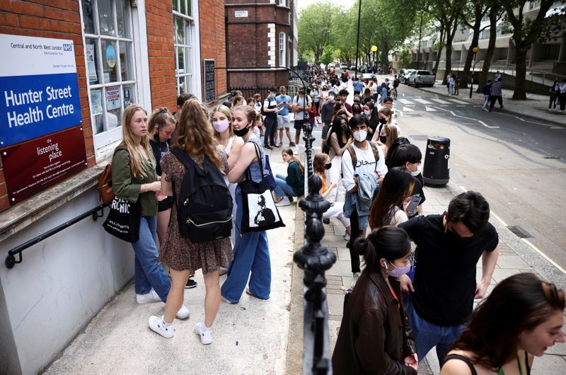 &copy; Reuters. FILE PHOTO: People queue outside a vaccination centre for young people and students at the Hunter Street Health Centre, amid the coronavirus disease (COVID-19) outbreak, in London, Britain, June 5, 2021. REUTERS/Henry Nicholls