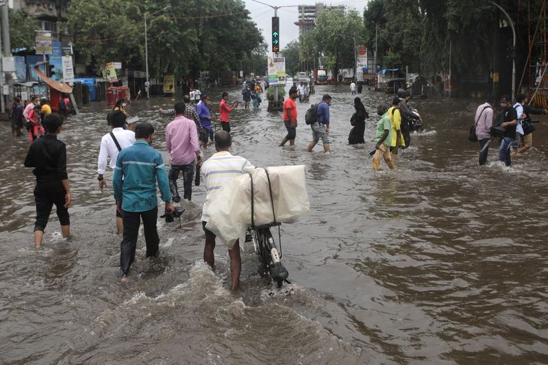 &copy; Reuters. الأمطار الغزيرة تغرق شوارع مدينة مومباي الهندية يوم 16 يوليو تموز 2021. رويترز