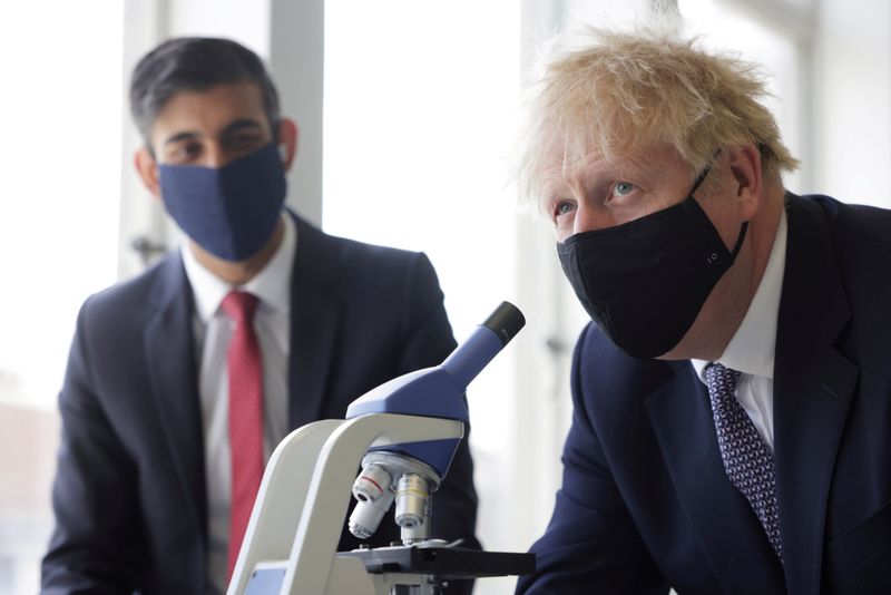 © Reuters. FILE PHOTO: Britain's Prime Minister Boris Johnson and Chancellor of the Exchequer Rishi Sunak take part in a science lesson at King Solomon Academy in Marylebone, London, Britain, April 29, 2021. Dan Kitwood/Pool via REUTERS