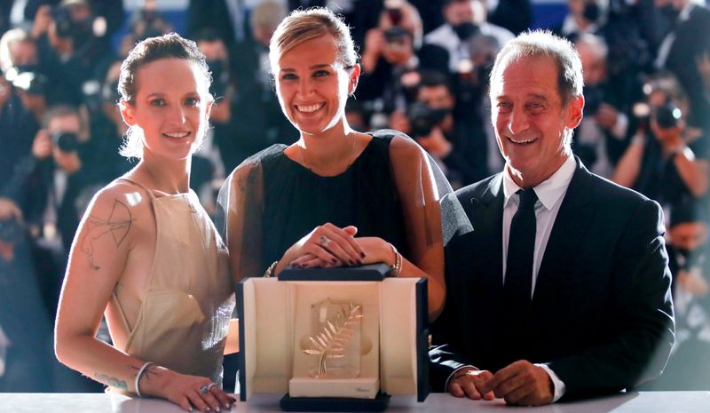 &copy; Reuters. "Titane", film choc de la jeune réalisatrice française Julia Ducournau (au milieu), a remporté samedi la Palme d'Or du festival de Cannes, a annoncé samedi le président du jury Spike Lee, en vendant accidentellement la mèche au tout début de l'anno