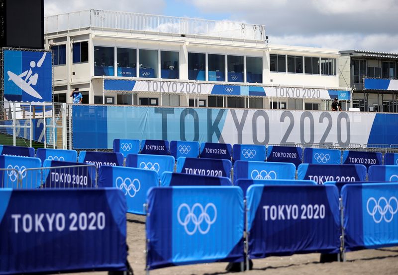 &copy; Reuters. Les organisateurs des Jeux olympiques de Tokyo ont annoncé dimanche de premiers cas de contaminations parmi les sportifs résidant au village des athlètes au moment même où celui-ci commence à se remplir à quelques jours du début de la compétition