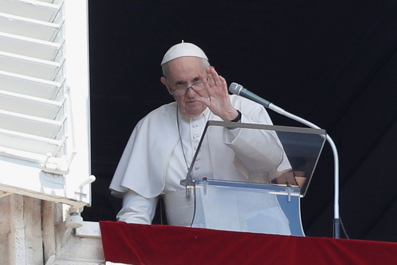 &copy; Reuters. البابا فرنسيس يلوح بيده من شرفته في أول ظهور بعد إجراء جراحة يوم 18 يوليو تموز 2021. رويترز
