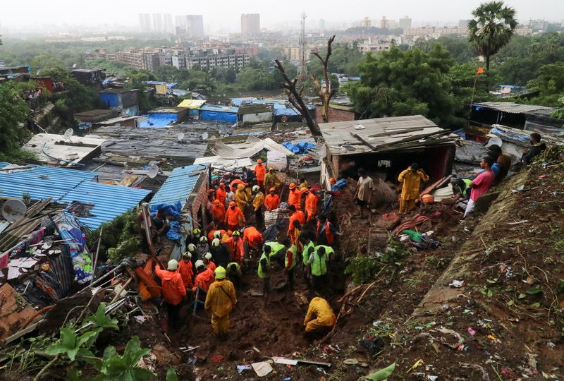 &copy; Reuters. Au moins 25 personnes sont mortes dans la banlieue de Bombay lorsque des bâtiments se sont effondrés, emportés par des glissements de terrain provoqués par de fortes pluies, ont annoncé dimanche les autorités. /Photo prise le 18 juillet 2021/REUTERS