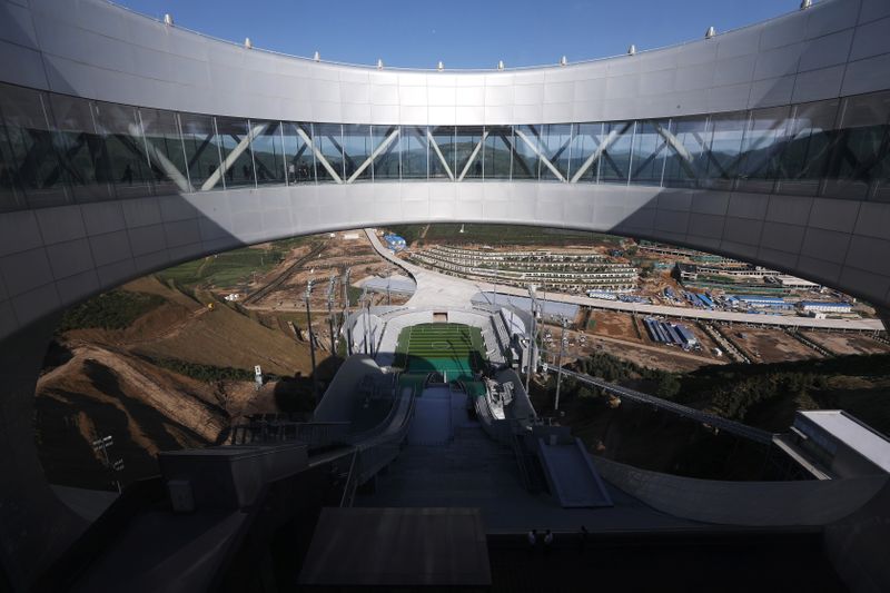 &copy; Reuters. Le Centre national de saut à ski sur les sites des Jeux olympiques d'hiver de Beijing 2022 à Zhangjiakou, dans la province du Hebei. La Chine prévoit d'achever la construction des sites olympiques pour les Jeux olympiques d'hiver de 2022 qui se déroul