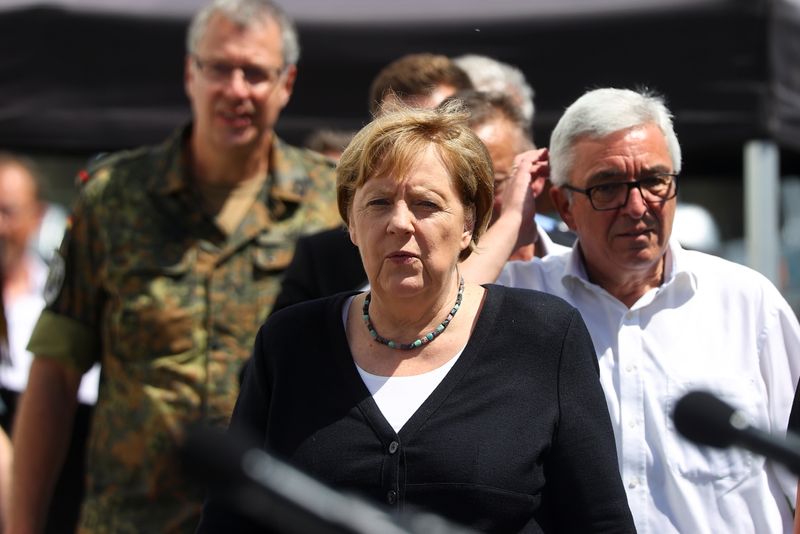 &copy; Reuters. La chancelière allemande Angela Merkel a déclaré dimanche que la première économie européenne devait aller plus vite et plus fort pour faire face à l'impact du changement climatique après des inondations sans précédent qui ont provoqué la catas