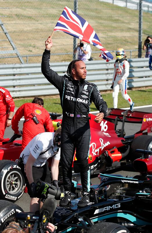 &copy; Reuters. لويس هاميلتون سائق مرسيدس يحتفل عقب الفوز بجائزة بريطانيا الكبرى ضمن بطولة العالم لفورمولا 1 في سيلفرستون يوم الأحد. تصوير: رويترز.