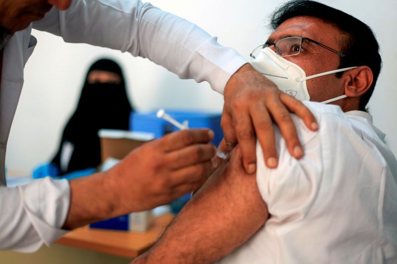 &copy; Reuters. رجل يحصل على تطعيم ضد كوفيد-19 في تعز باليمن يوم 22 أبريل نيسان 2021. تصوير: أنيس ميهوب - رويترز. 