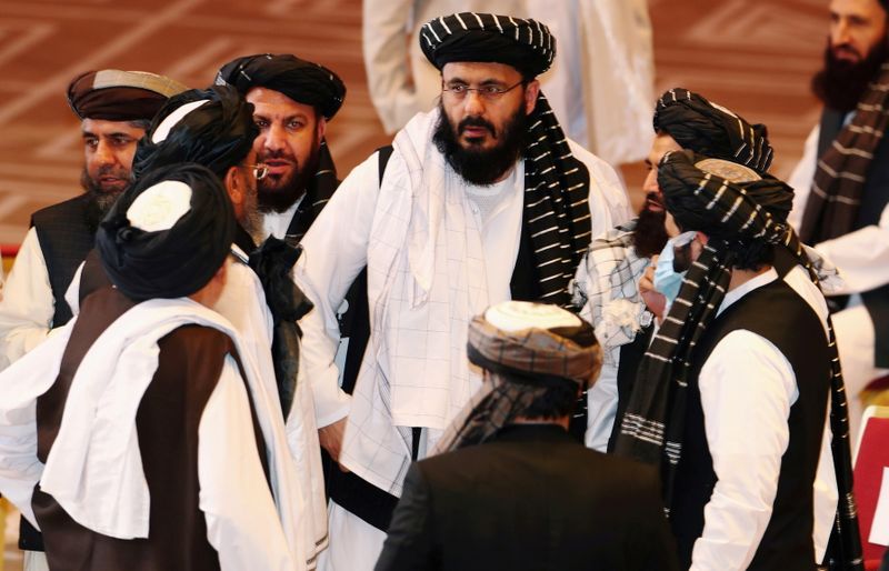 © Reuters. أفراد وفد حركة طالبان يتحدثون فيما بينهم خلال محادثات مع الحكومة الافغانية في الدوحة يوم 12 سبتمبر أيلول 2020. تصوير: ابراهيم العمري-رويترز.