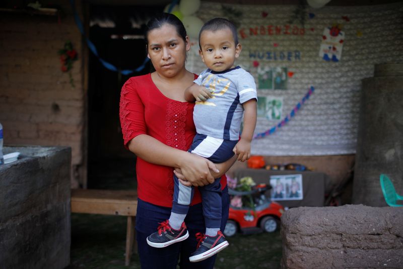 &copy; Reuters. لورينا جارسيا تحمل ابنها ويلدر في هندوراس في صورة بتاريخ 17 يوليو تموز 2021. تصوير: خوسيه كابيزاس - رويترز. 
