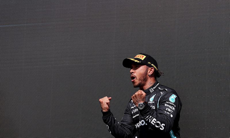 © Reuters. هاميلتون يحتفل بفوزه بسباق بريطانيا ضمن بطولة العالم في فورمولا 1 يوم الاحد. صورة من ممثل لوكالات الأنباء.