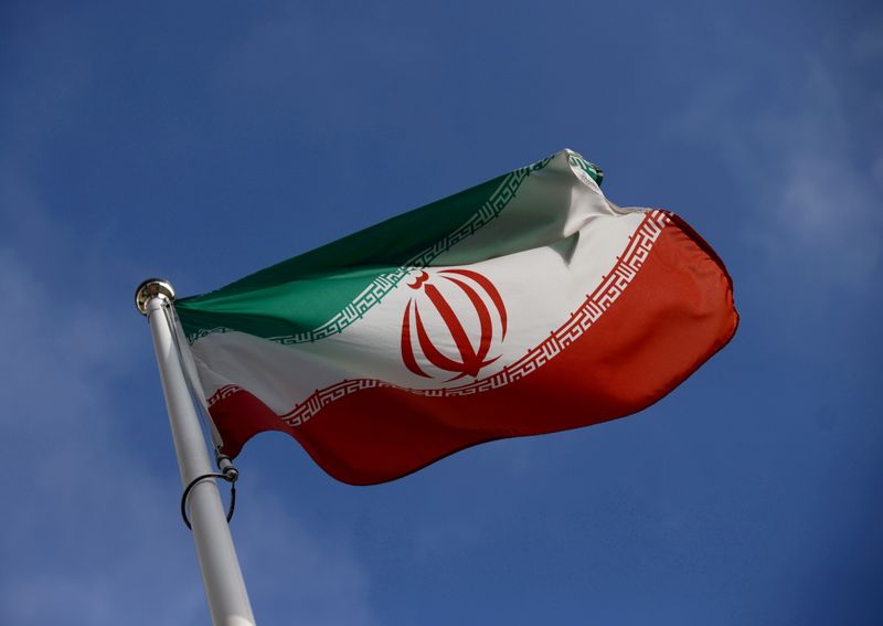 &copy; Reuters. 　７月１８日、イラン外務省報道官は、米国と拘束者の相互釈放で合意したと主張した。米国は前日に合意を否定している。写真はイランの旗。ウイーンで３月撮影（２０２１年　ロイター