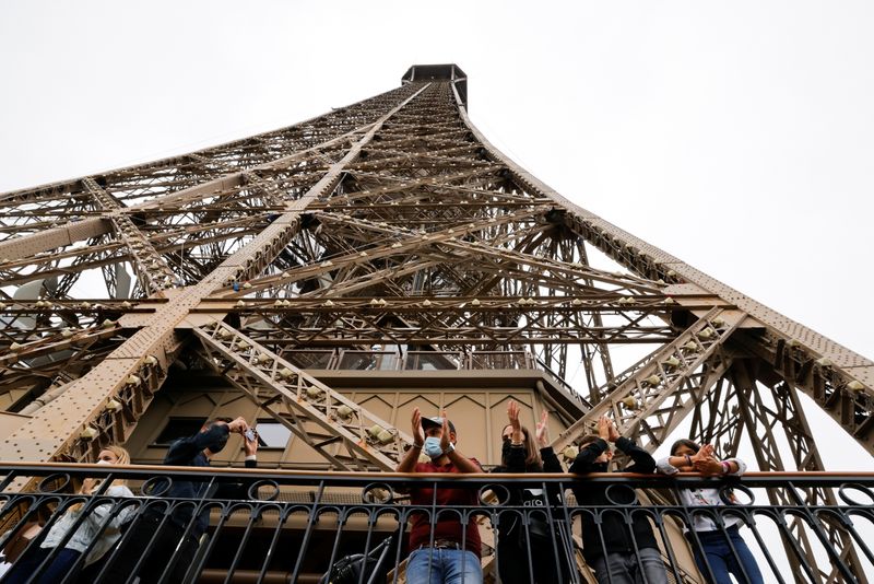 &copy; Reuters. 　パリのエッフェル塔が１６日、８カ月ぶりに再開された。新型コロナウイルス感染拡大を受け、第二次大戦以来最も長く閉鎖されていた（２０２１年　ロイター/PASCAL ROSSIGNOL）