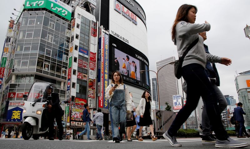 &copy; Reuters. FILE PHOTO: People cross a street in the Shinjuku shopping and business district in Tokyo, Japan May 17, 2017.  REUTERS/Toru Hanai