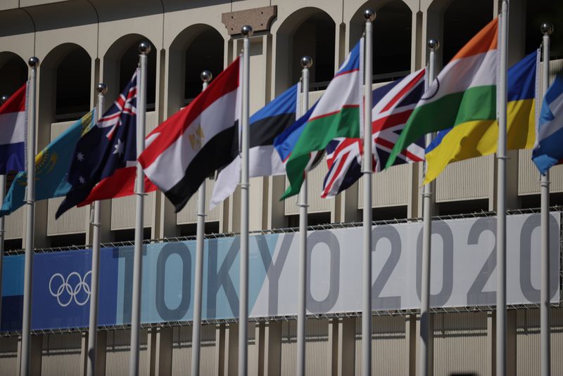 © Reuters. أعلام بعض الدول المشاركة في أولمبياد طوكيو في 19 يوليو تموز 2021. رويترز