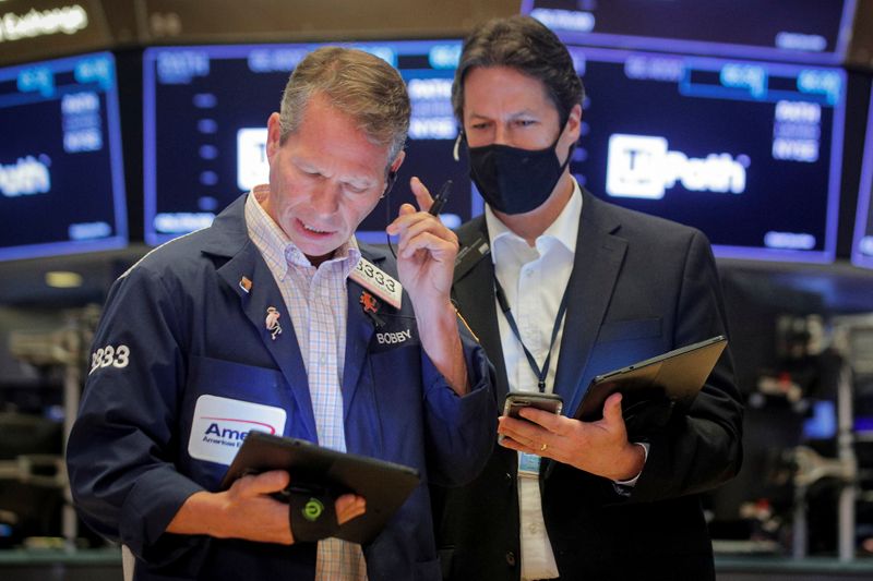 &copy; Reuters. Traders work on the floor of the New York Stock Exchange (NYSE) in New York City, U.S., July 13, 2021.  REUTERS/Brendan McDermid