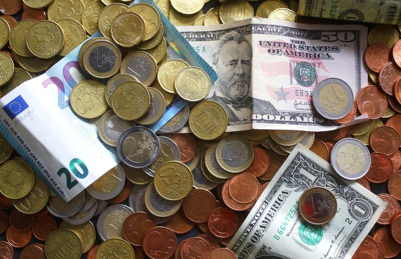 &copy; Reuters. Banconote e monete in euro e in dollari, 8 aprile 2017. REUTERS/Kai Pfaffenbach