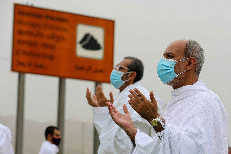 &copy; Reuters. حجاج يؤدون المناسك في عرفات يوم 19 يوليو تموز 2021. تصوير: أحمد يسري - رويترز