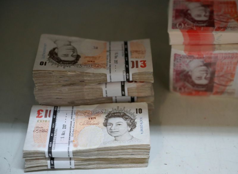 &copy; Reuters. FOTO DE ARCHIVO:  Billetes de libras esterlinas británicas en la sede de la empresa Money Service Austria en Viena, Austria