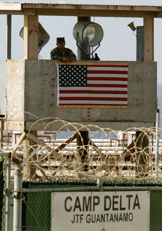 &copy; Reuters. برج مراقبة على سور معتقل جوانتانامو. صورة من أرشيف رويترز