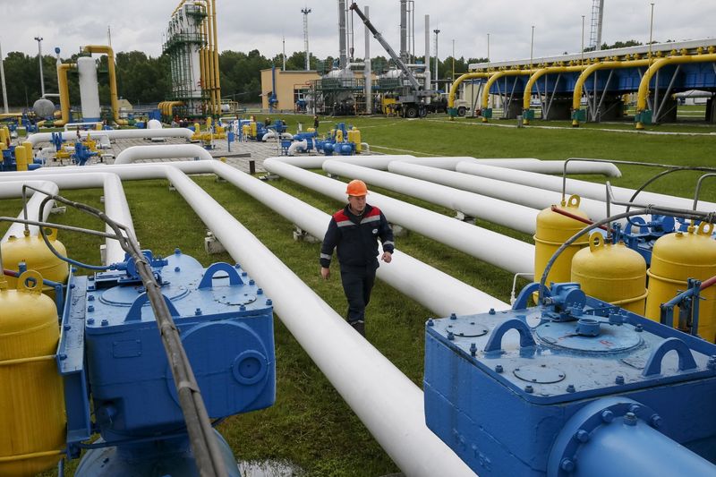 &copy; Reuters. An employee passes by pipes at an "Dashava" underground gas storage facility near Striy, Ukraine May 28, 2015. REUTERS/Gleb Garanich 