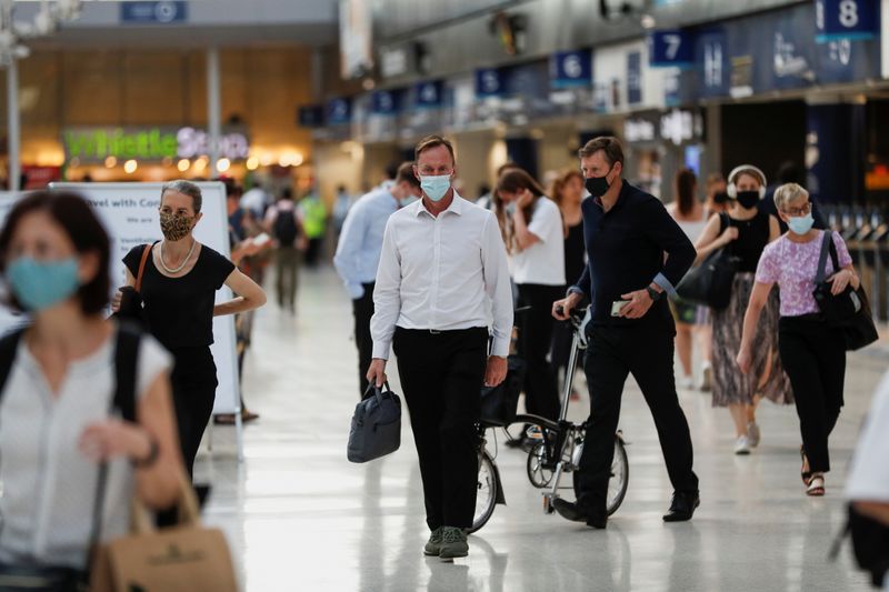 © Reuters. Commuters walk through Waterloo station, amid the coronavirus disease (COVID-19) pandemic, London, Britain, July 19, 2021. REUTERS/Peter Nicholls/Files