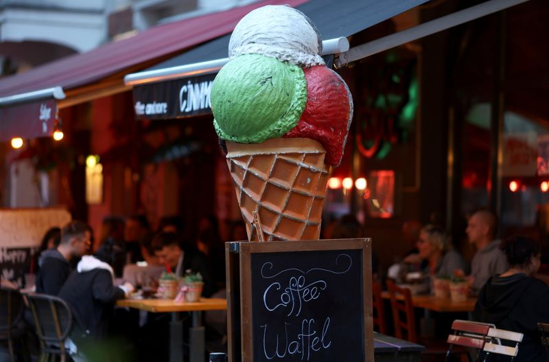 &copy; Reuters. Sorveteria em Berlim
 21/5/2021 REUTERS/Christian Mang