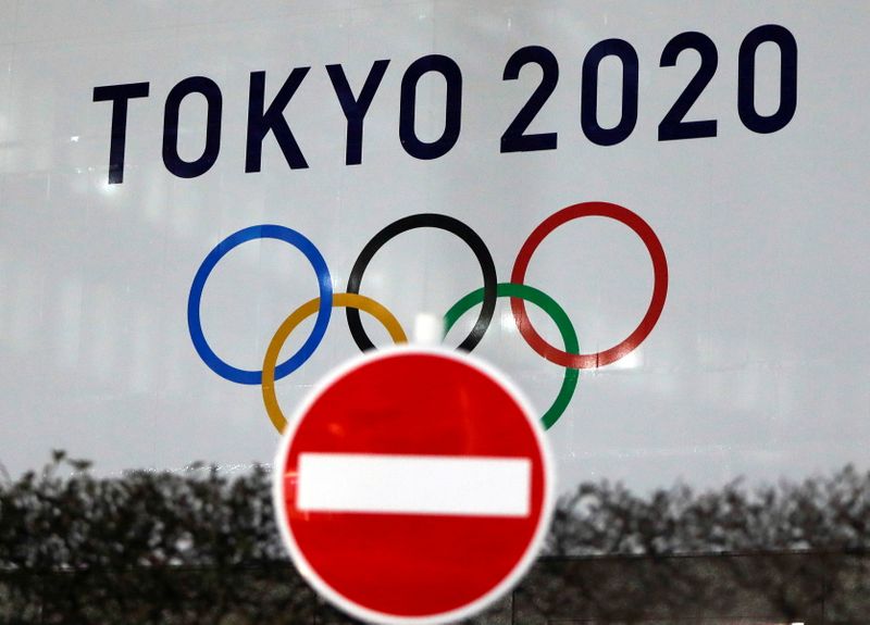 &copy; Reuters. Il logo delle Olimpiadi di Tokyo 2020 visto dietro ad un cartello di divieto di transito. Tokyo 22 gennaio 2021. REUTERS/Issei Kato