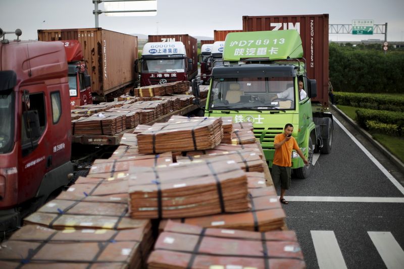 &copy; Reuters. Imagen de archivo de camiones transportando cobre y otros bienes esperando entrar a la Zona de Libre Comercio de Shanghái, China.