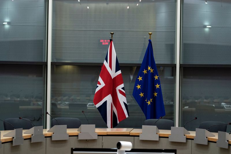 &copy; Reuters. La bandiera Ue e la bandiera britannica a Bruxelles.  Kenzo Tribouillard/Pool via REUTERS