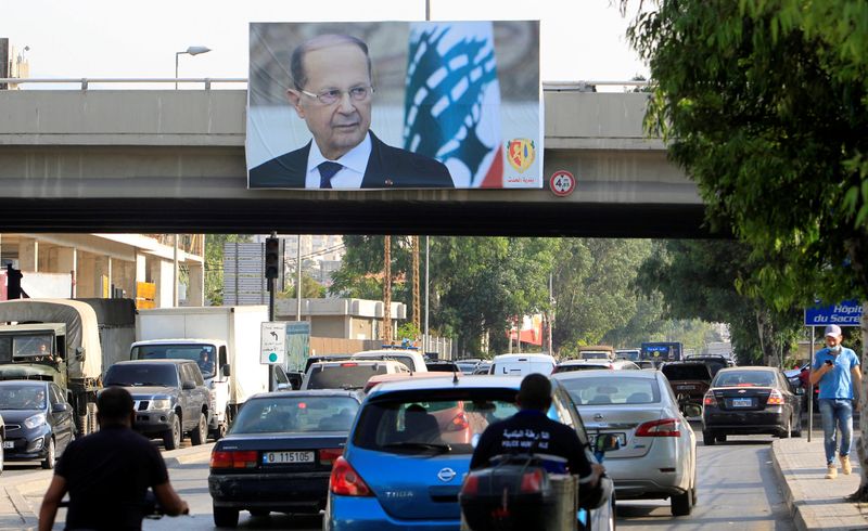&copy; Reuters. صورة الرئيس ميشال عون فوق أحد الجسور في شمال لبنان. رويترز