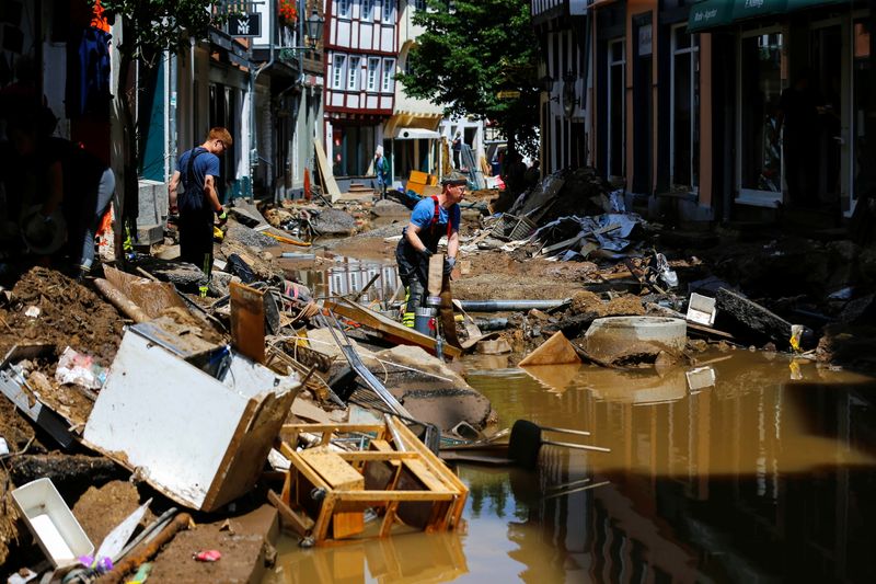 © Reuters. firefighters work in an area affected by floods caused by heavy rainfalls in the center of Bad Muenstereifel, Germany, July 18, 2021. REUTERS/Thilo Schmuelgen
