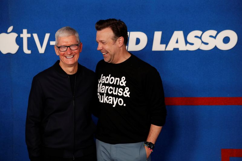 &copy; Reuters. Foto de archivo.  El CEO de Apple Tim Cook y el integrante del elenco Jason Sudeikis asisten a la premier de la segunda temporada de "Ted Lasso" en  California, EEUU, junio 15, 2021.    REUTERS/Mario Anzuoni